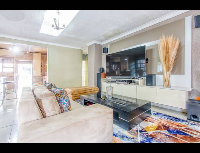 5 BEDROOM FREESTANDING FOR SALE IN MEREDALE